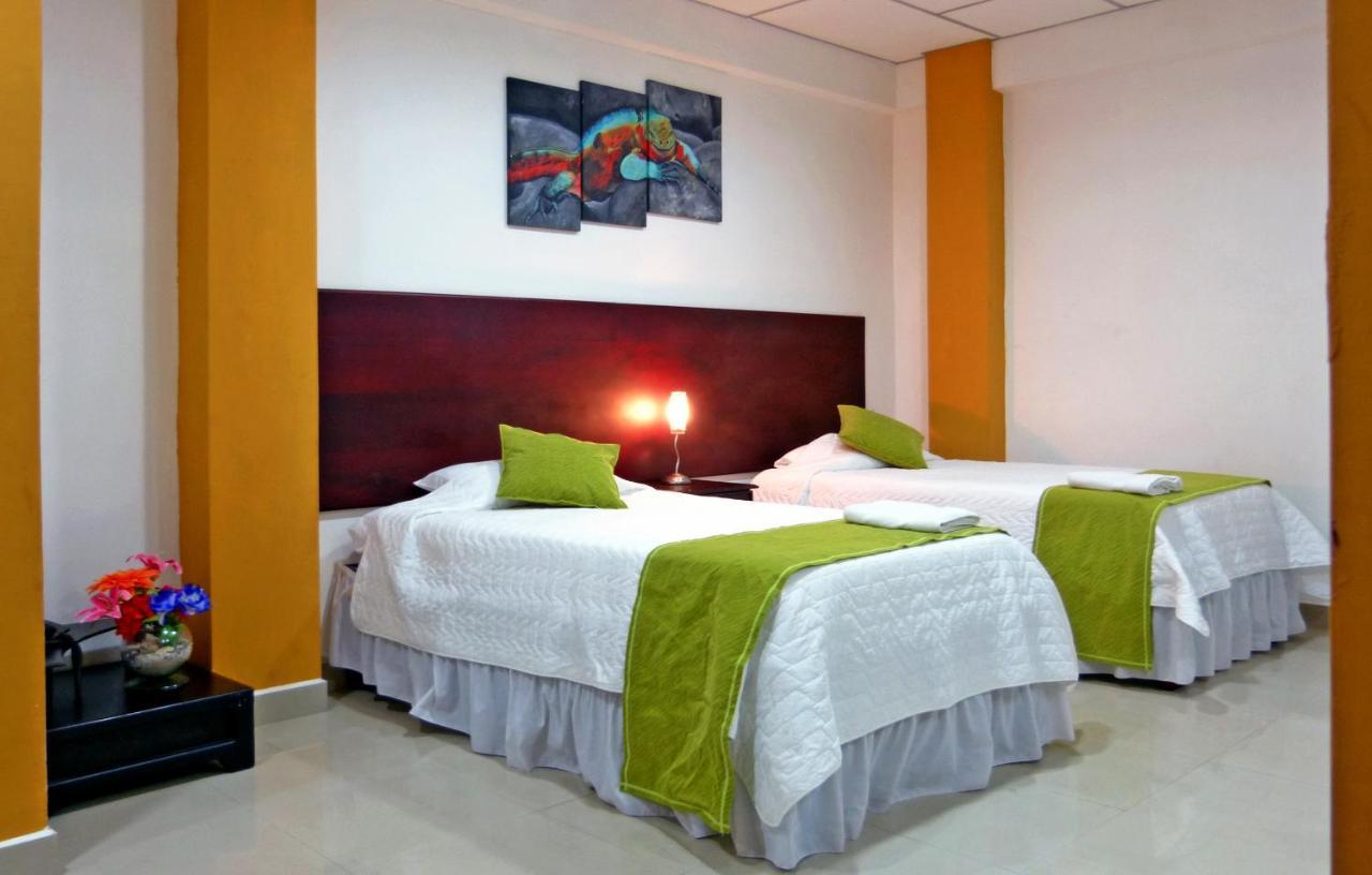Hospedaje Brisas Del Pacifico Puerto Ayora  Buitenkant foto