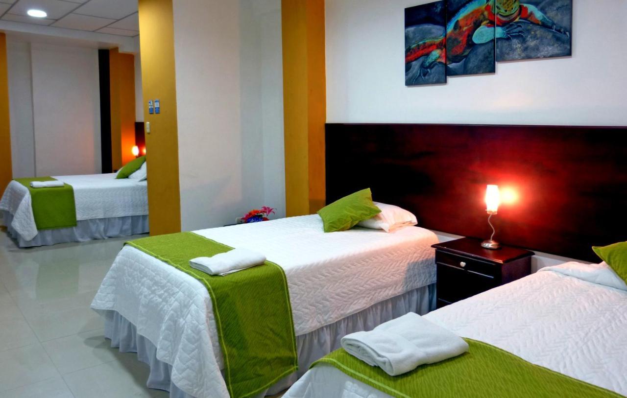 Hospedaje Brisas Del Pacifico Puerto Ayora  Buitenkant foto
