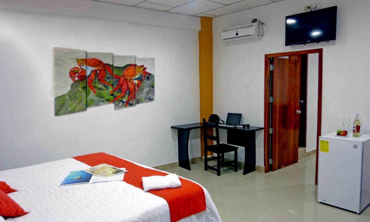 Hospedaje Brisas Del Pacifico Puerto Ayora  Buitenkant foto