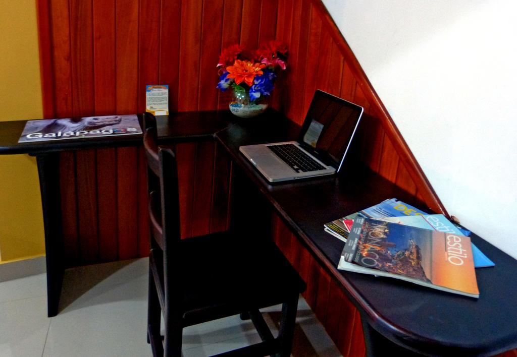Hospedaje Brisas Del Pacifico Puerto Ayora  Buitenkant foto