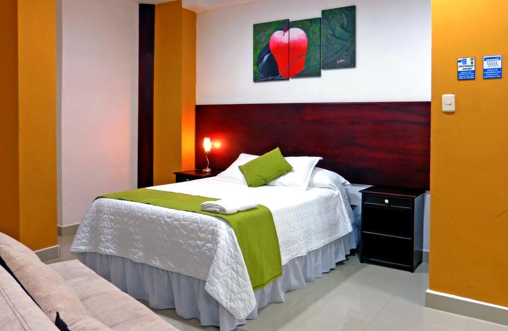 Hospedaje Brisas Del Pacifico Puerto Ayora  Buitenkant foto