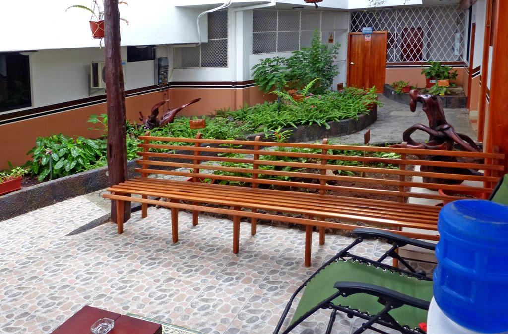 Hospedaje Brisas Del Pacifico Puerto Ayora  Buitenkant foto