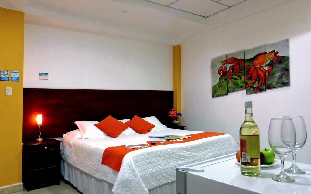 Hospedaje Brisas Del Pacifico Puerto Ayora  Buitenkant foto
