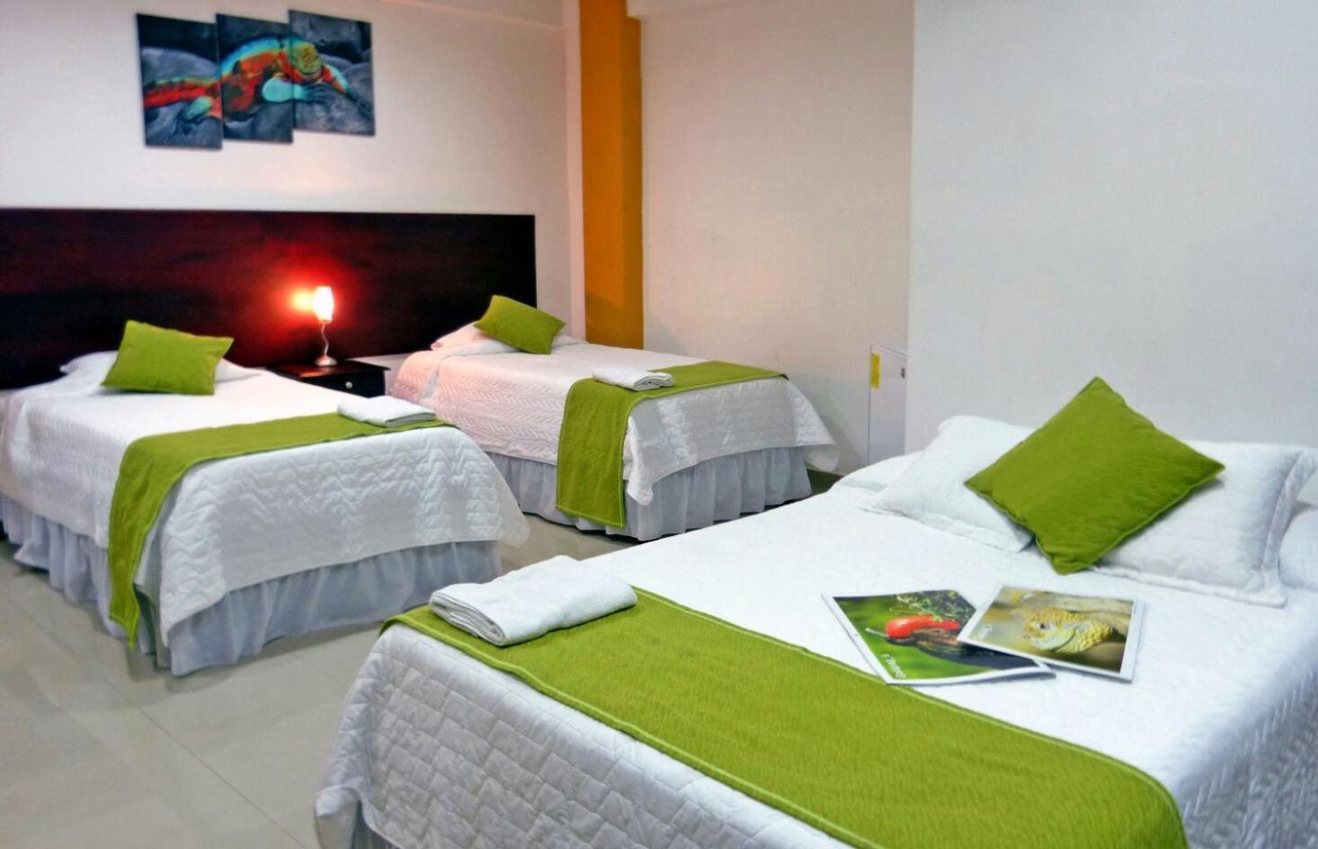 Hospedaje Brisas Del Pacifico Puerto Ayora  Buitenkant foto