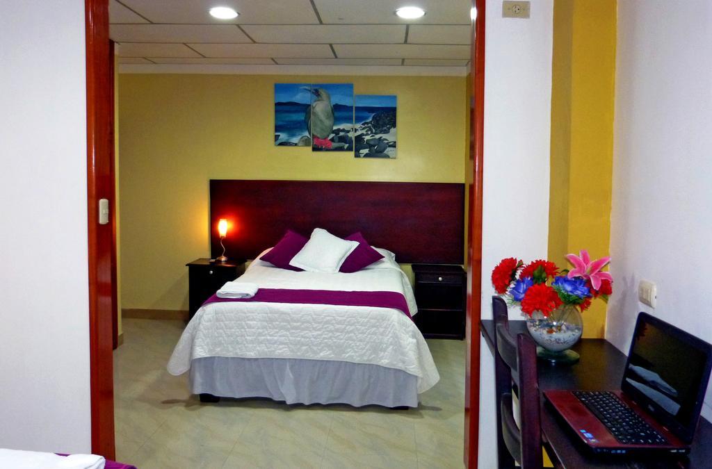 Hospedaje Brisas Del Pacifico Puerto Ayora  Buitenkant foto