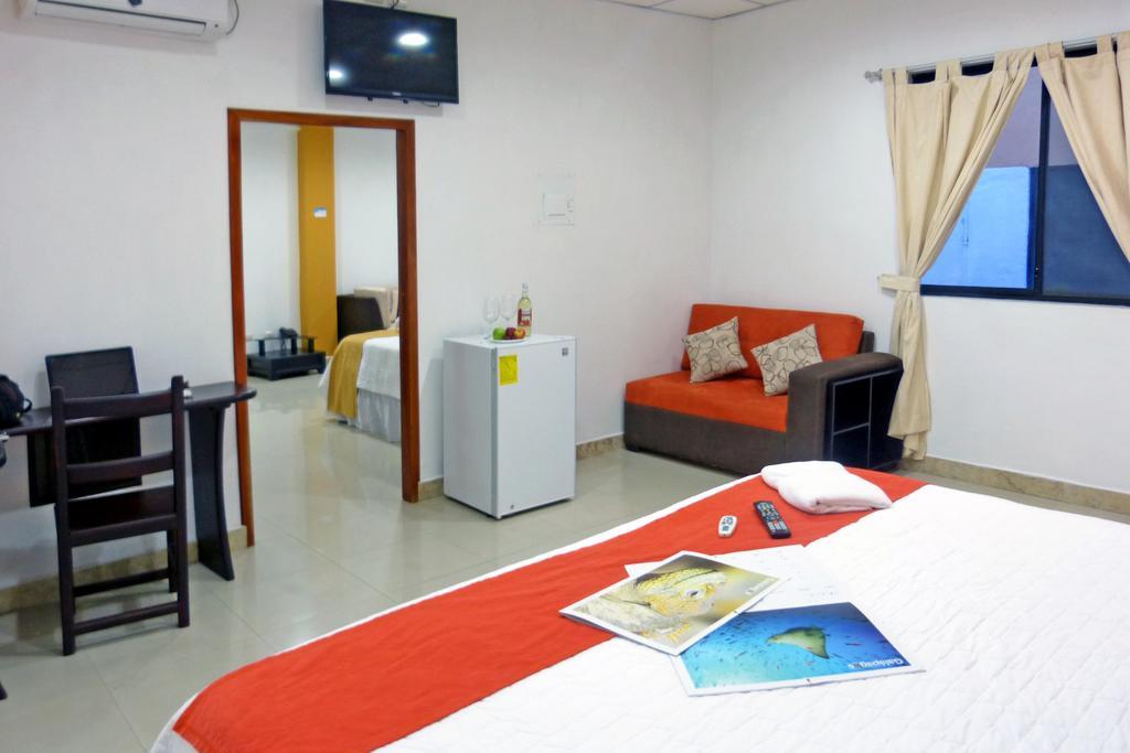 Hospedaje Brisas Del Pacifico Puerto Ayora  Buitenkant foto