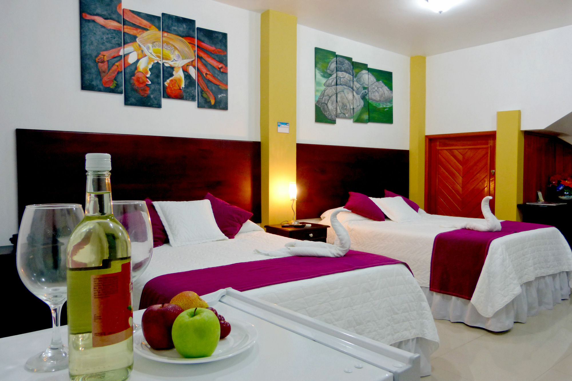 Hospedaje Brisas Del Pacifico Puerto Ayora  Buitenkant foto